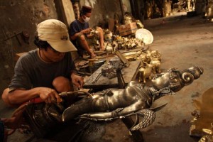 Pekerja membua patung kuningan di Mojoagung, Jombang, Jawa Timur