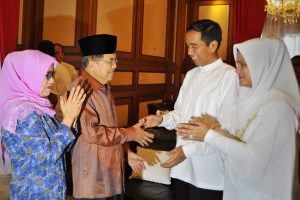 Gubernur DKI yang juga Presiden terpilih 2014-2019 Joko Widodo (kedua kanan) didampingi ibu Iriana (kanan) bersilaturahmi dengan Wapres terpilih Jusuf Kalla (kedua kiri) bersama ibu Mufida Kalla (kiri) , di rumah dinas Gubernur DKI, Jakarta, Senin (28/7). Joko Widodo mengadakan silaturahmi terbuka bersama warga sekitar dan sejumlah pejabat di rumah dinasnya untuk merayakan Idul Fitri 1 Syawal 1435 Hijriah. ANTARA FOTO/Yudhi Mahatma/hp/14