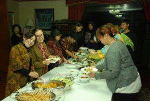 Compartiendo Nasi Goreng y Bakso tras romper el ayuno