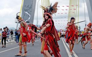 Vestido típico de Minahasa en Menado fiesta, (Foto: Reza Mangantar/Manado Post)