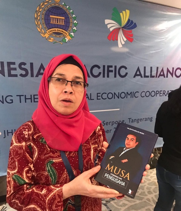 La embajadora de Indonesia en Perú Marina Estella Anwar Bey