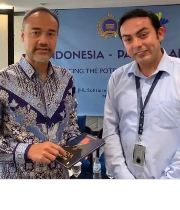 Junto con el Sr. Dharsono Hartono, el Vice Presidente del Comité de América y Relaciones Internacionales de la Cámara ce Comercio de Indonesia.